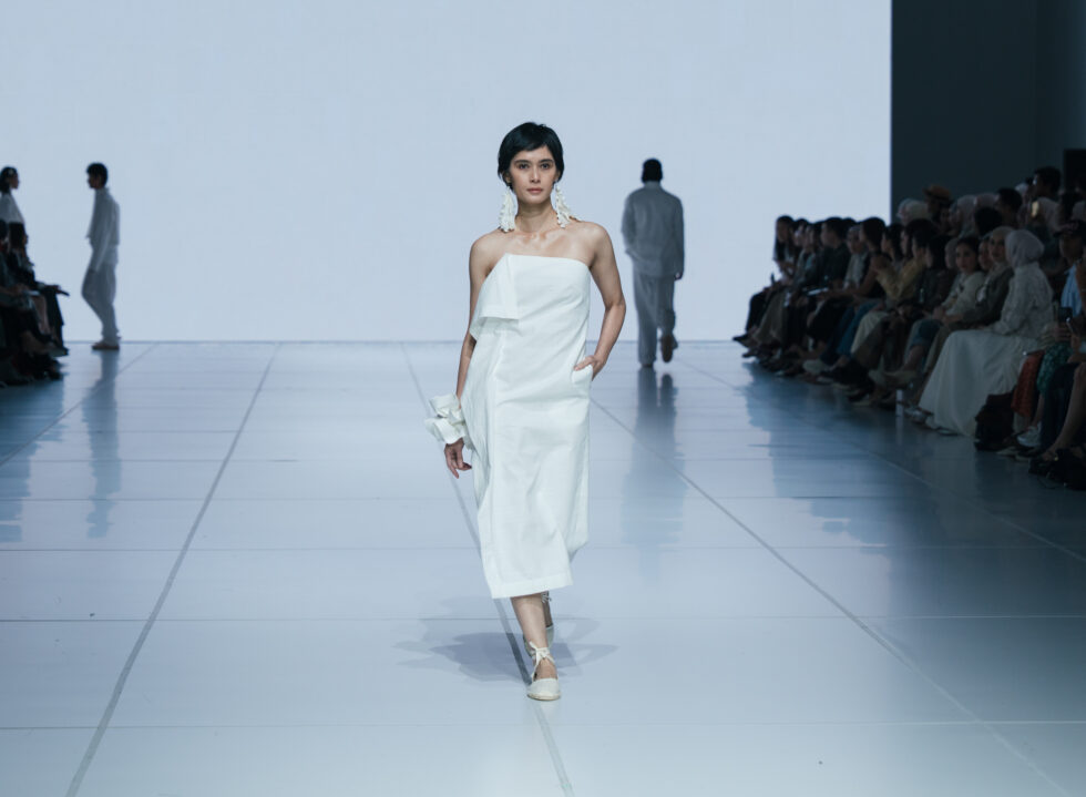 Of Seas and Streets: Sejauh Mata Memandang and White Noise FM