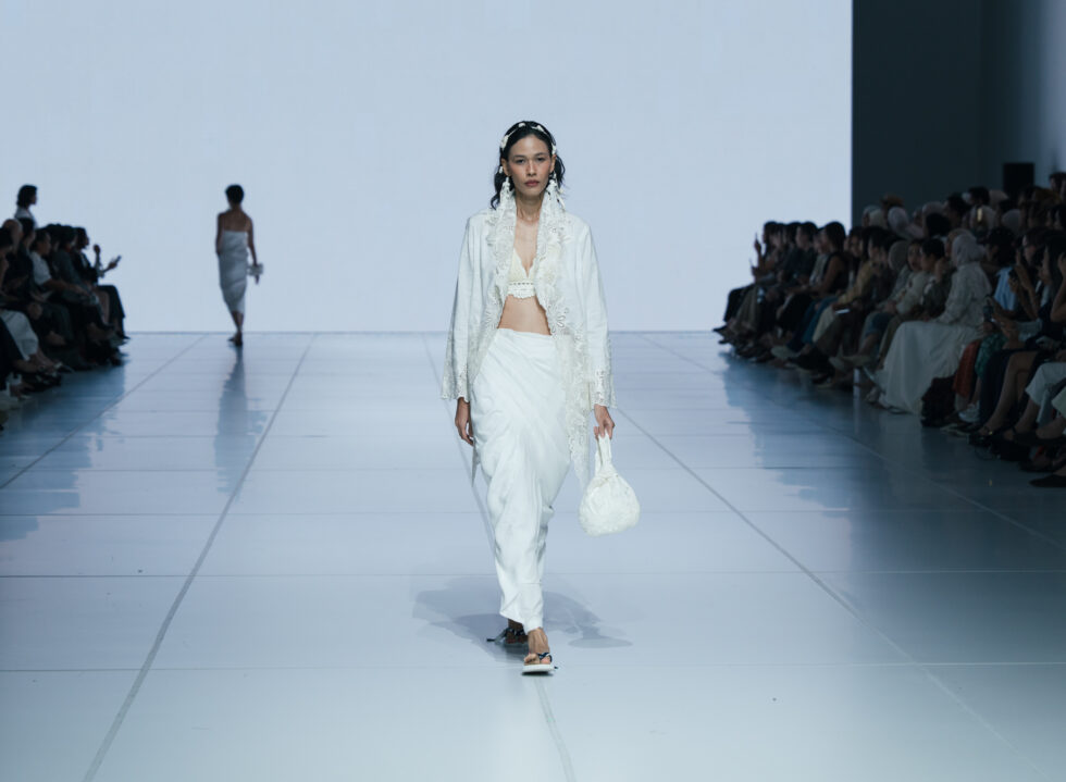 Of Seas and Streets: Sejauh Mata Memandang and White Noise FM